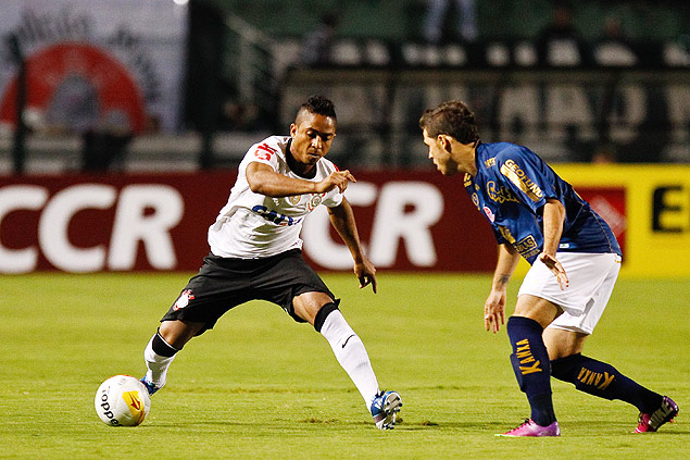Jorge Henrique faz jogada na partida entre Corinthians e Penapolense