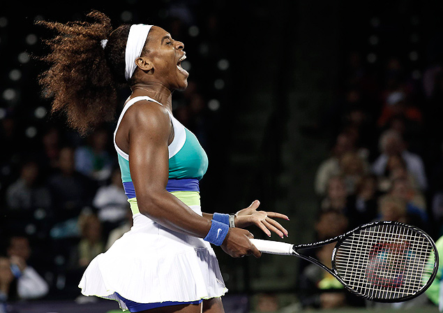 Serena Williams grita após perder ponto durante a partida pela semifinal do torneio, em Miami