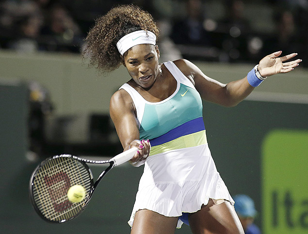 A norte-americana Serena Williams devolve a bola em jogo contra a polonesa Agnieszka Radwanska, em Miami, nos Estados Unidos