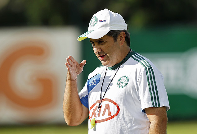 O tcnico Gilson Kleina comanda um treino do Palmeiras