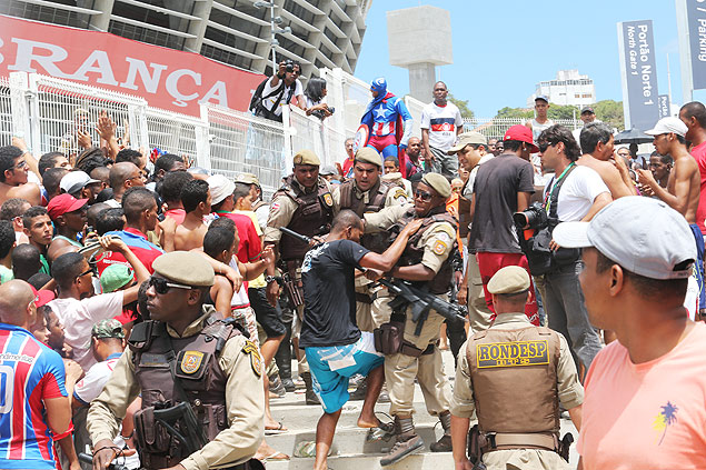 Policial tenta conter torcedor em tumulto que marcou a venda de ingressos na Fonte Nova
