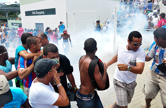 Polcia usa bombas de efeito moral para conter confuso entre os torcedores do Bahia