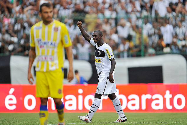 Seedorf acena durante o jogo de domingo passado, pelo Botafogo, contra o Madureira, antes de ser expulso