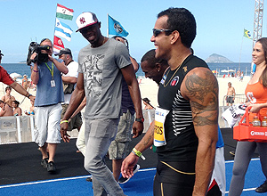 Usain Bolt encara o brasileiro Bruno Lins, na pista no Rio