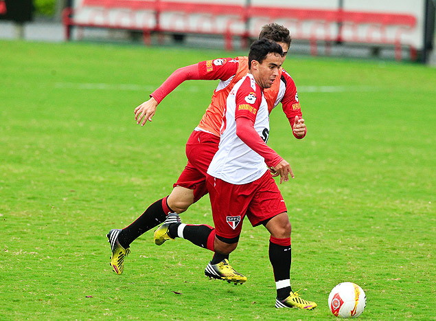 Jadson corre com a bola durante treinamento do So Paulo no CCT da Barra Funda, na zona oeste da capital paulista