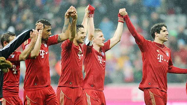 Jogadores do Bayern comemoram após um dos gols da equipe na goleada por 9 a 2 em cima do Hamburgo