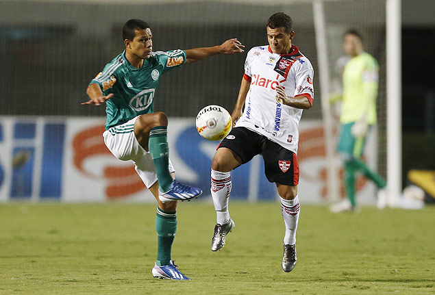 Wendel em lance durante a partida entre Palmeiras e Linense, no Pacaembu