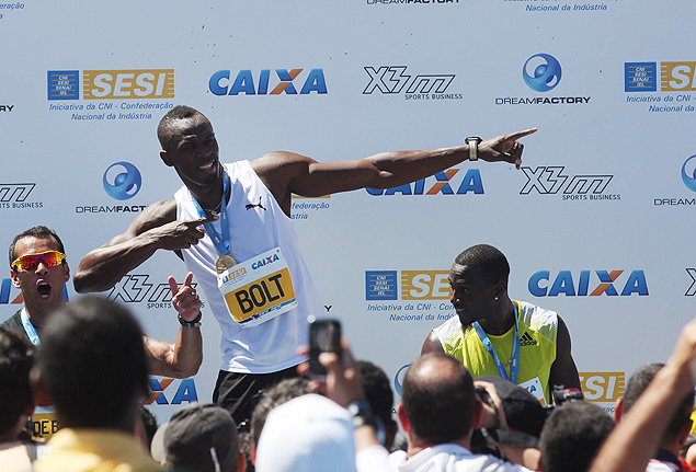 O jamaicano Usain Bolt comemora vitria no desafio dos 150 m, no Rio