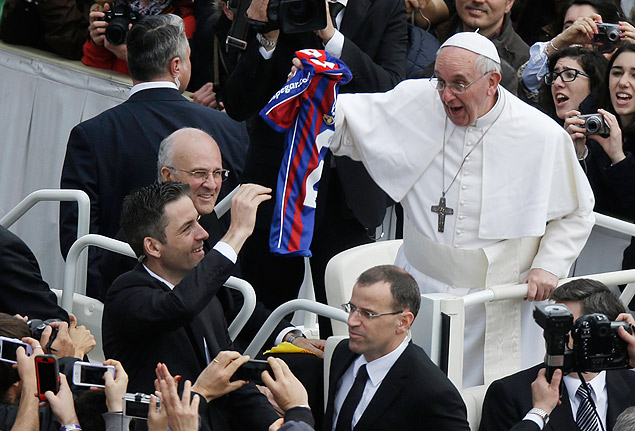 Torcedor do San Lorenzo, papa Francisco recebe de presente a camisa do clube argentino