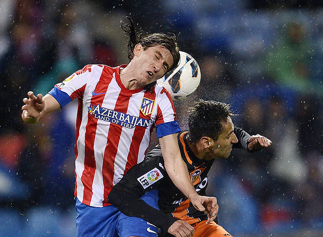 Filipe Luis (esq.) disputa bola na partida contra o Valencia
