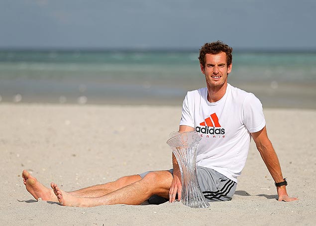 O escocês Andy Murray comemora o título do Masters 1000 de Miami na praia