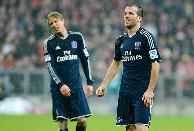 O meio-campista Rafael van der Vaart (dir.) e o noruegus Cijan Skjelbred lamentam gol sofrido durante partida contra o Bayern de Munique
