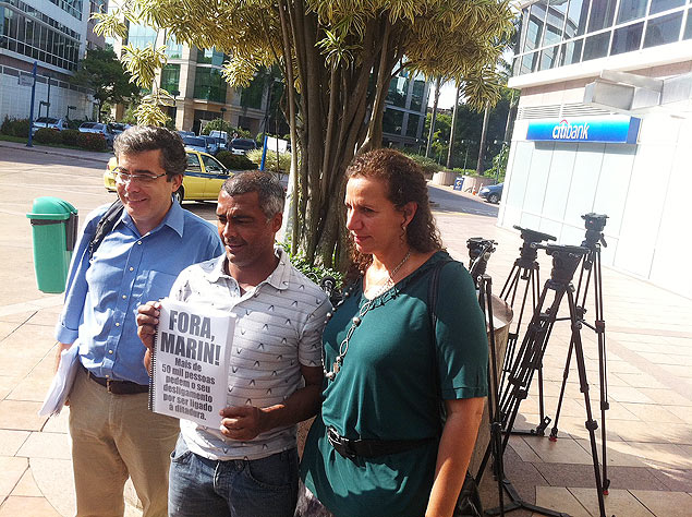 Ivo Herzog e os deputados Romário e Jandira Feghali, com petição contra Marin, na frente da sede da CBF