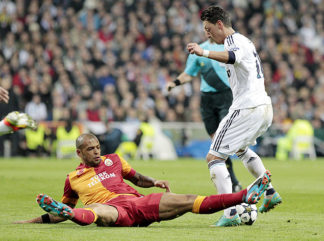 O meia Felipe Melo, do Galatasaray, d uma rasteira em um jogo da Copa dos Campees contra o Real Madrid