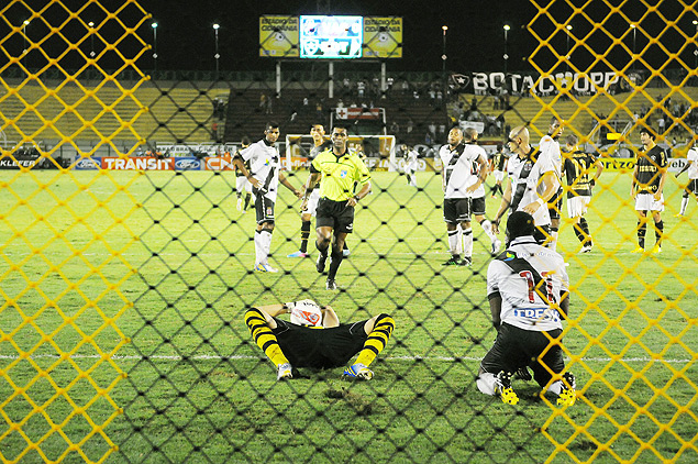 O goleiro Alessandro cai na rea durante a derrota do Vasco para o Botafogo