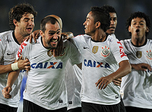 Jogadores do Corinthians comemoram gol durante vitória sobre o Millonarios, em Bogotá (Colômbia), pela Libertadores