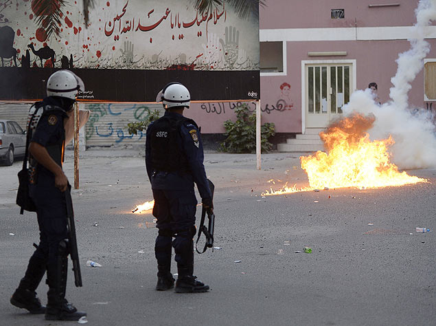 Policiais bareinitas tentam controlar manifestao em rua de Duraz