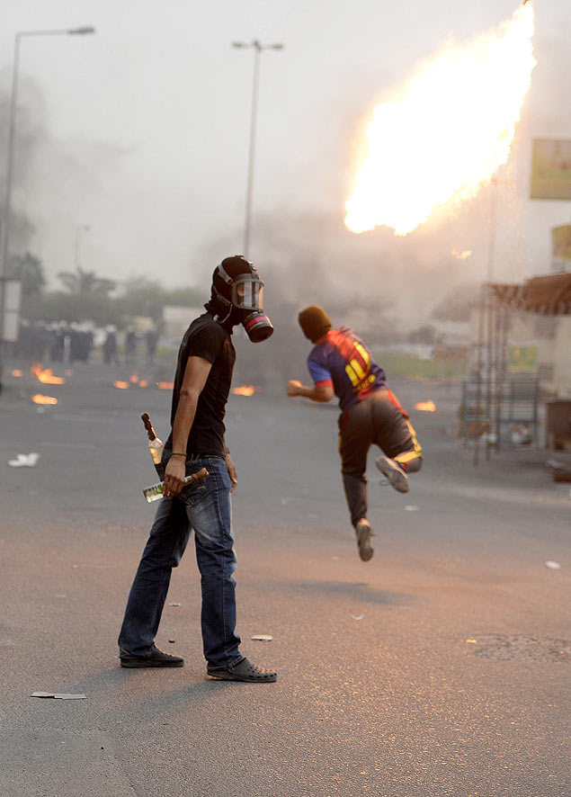 Manifestantes lanam coquetel molotov contra policiais durante protesto no Bahrein