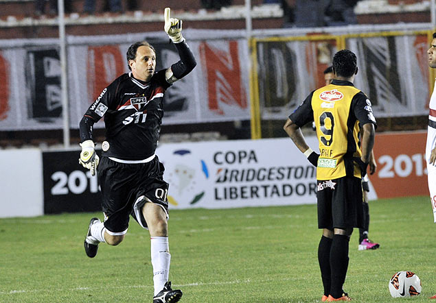 Rogerio Ceni em comemorao de gol diante do Strongest