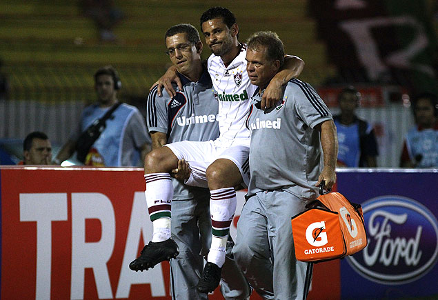 Fred deixa o campo carregado no incio da partida entre Resende e Fluminense