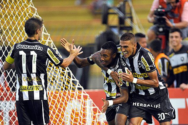 Vitinho comemora gol do Botafogo com companheiros de equipe
