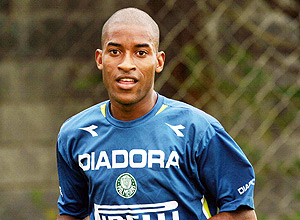 Edmilson foi revelado pelo Palmeiras e participou do ttulo do clube alviverde na Srie B do Brasileiro, em 2003