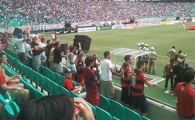 Sem conseguir ver bandeirinha de escanteio, torcedores ficavam em p na Arena Fonte Nova, durante o jogo Bahia x Vitria, em Salvador