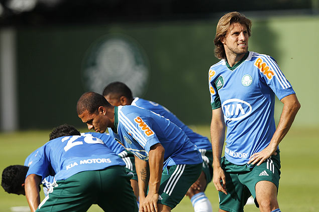 Henrique (dir.) durante treino do Palmeiras