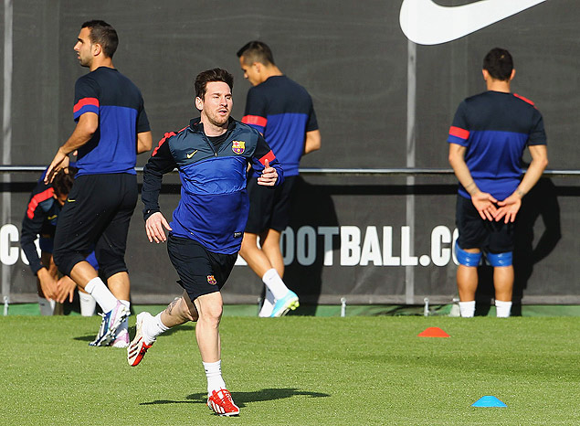 Messi corre durante treinamento do Barcelona no CT do clube
