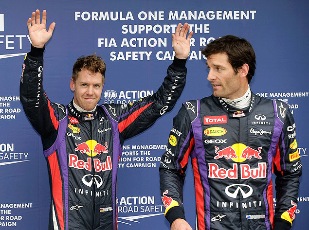 Sebastian Vettel festeja vitória no GP da Austrália e é observado por Mark Webber 