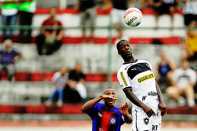 Seedorf cabeceia a bola em lance da partida entre Botafogo e Friburguense