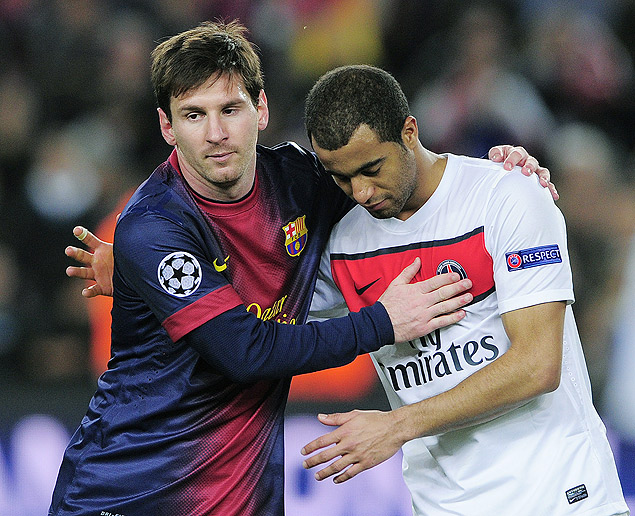 Messi abraa Lucas aps jogo contra o PSG pela Champions