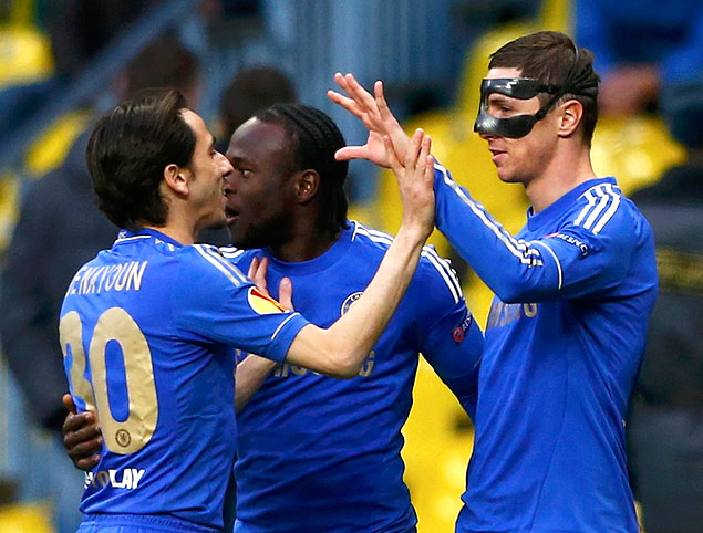Fernando Torres, com uma proteo no rosto, celebra seu gol com Moses e Benayoun ( direita)
