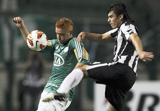 Souza (esq.), do Palmeiras, disputa bola com William Mendieta, do Libertad