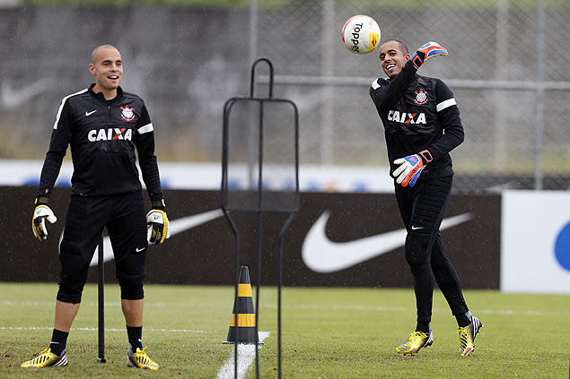 Goleiros, Jlio Csar e Danilo Fernandes, durante treino do Corinthians