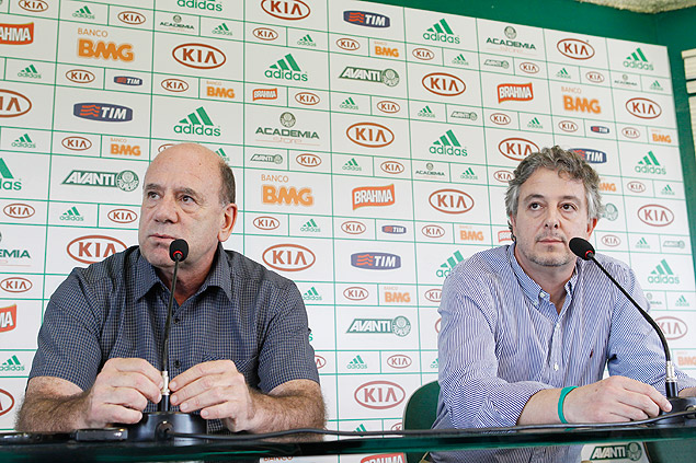 Jos Carlos Brunoro e Paulo Nobre (dir.) durante coletiva no Palmeiras