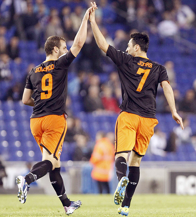 Jonas (dir.) festeja com Roberto Soldado o terceiro gol anotado pelo Valencia, no empate por 3 a 3 com o Espanyol
