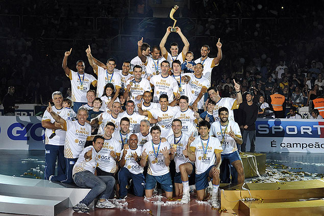 Jogadores do Rio comemoram título da Superliga masculina de vôlei