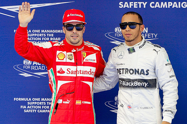 O espanhol Fernando Alonso, da Ferrari, ao lado do ingls Lewis Hamilton, da Mercedes