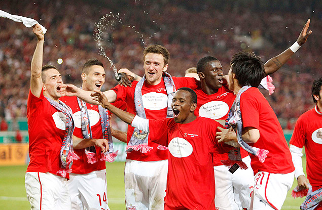 Jogadores do Stuttgart comemoram vitória em cima do Freiburg por 2 a 1 e vaga na final da Copa da Alemanha