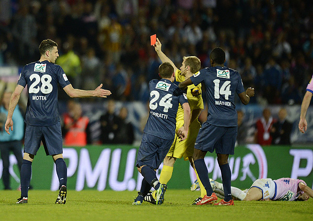 Thiago Motta recebe o carto vermelho aps falta violenta durante jogo contra o Evian, pelas quartas de final da Copa da Frana