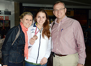 Com o bronze do Mundial, Gabriela é recebida pelos pais Lúcia e André em Porto Alegre