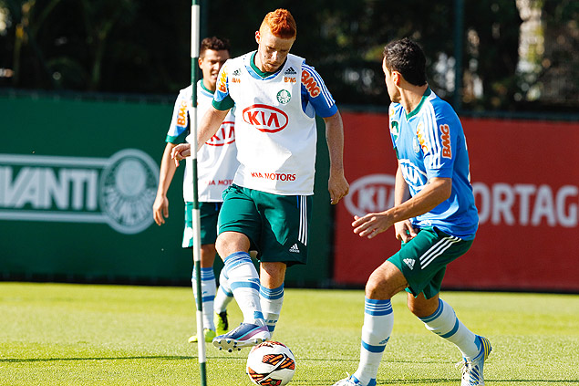 Souza chuta a bola durante o treino do Palmeiras no CT