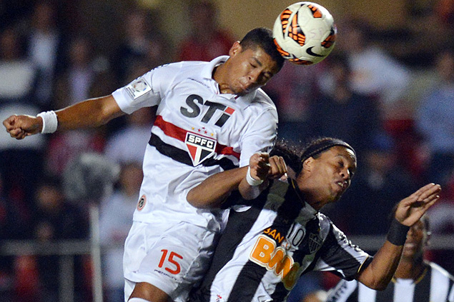 O volante Denilson em duelo com Ronaldinho Gacho, do Atltico-MG