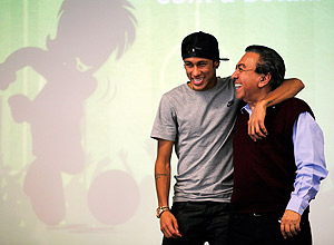Neymar abraa o desenhista Mauricio de Souza