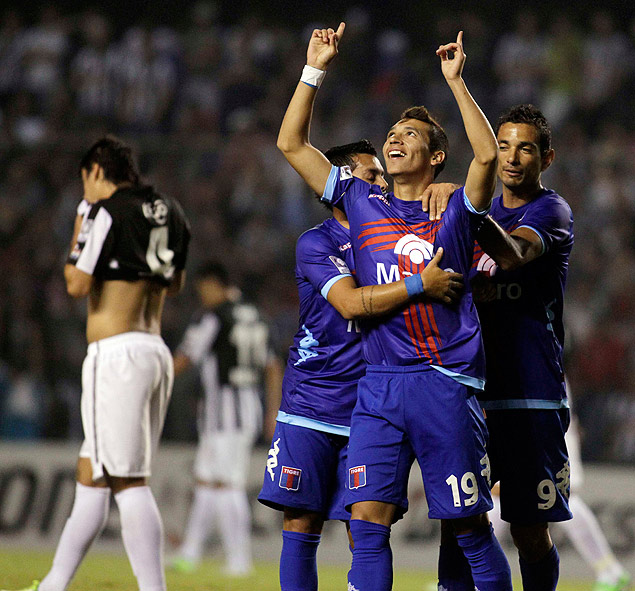 Botta (com a camisa 19) comemora o gol que abriu o caminho da vitria do Tigre sobre o Libertad 