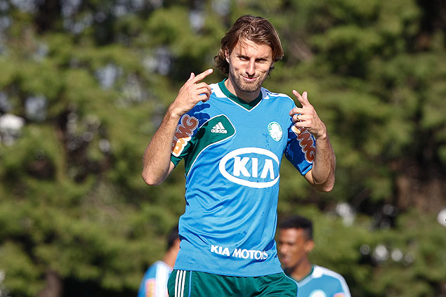 Henrique gesticula durante o treinamento do Palmeiras