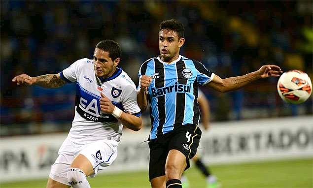 Werley (dir.) disputa a bola com Braian Rodriguez, do Huachipato, em jogo da Libertadores