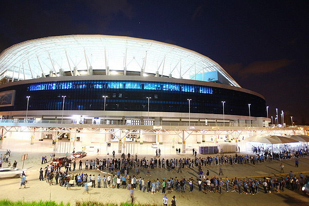 Torcida do Grmio faz fila na entrada da Arena do Grmio antes da partida contra o Caracas, pela fase de grupos da Libertadores