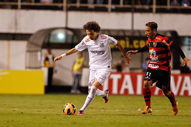 Galhardo (esq.) tenta escapar da marcao durante jogo contra o Flamengo-PI